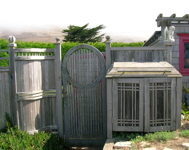 Custom Gate with Trash Storage